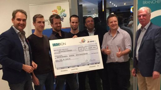 The winning team of the first GRÜN Hackathons and the two jurors Oliver Grün (left) and Dieter Philipp (right).