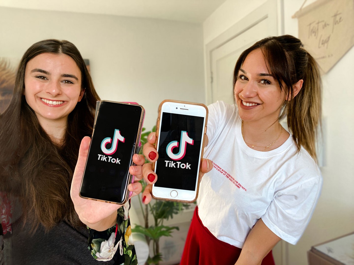 Marie (l.) und Rose erzählen auf TikTok über den Glauben - eines der Spendenprojekte des Verlags.
