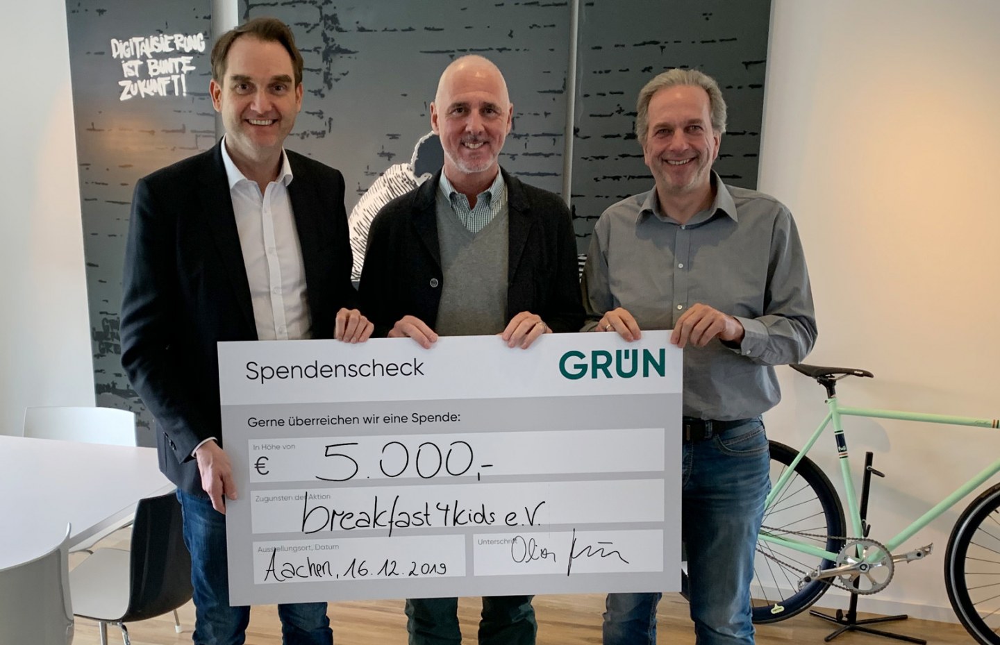 Dr. Oliver Grün (links) und Dirk Hönscheid (rechts) übergaben den Spendenscheck an Achim Monnartz (Mitte).
