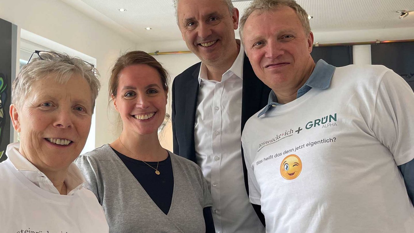 Veronika Steinrücke (left) and Ulrich Steinrücke (right), agency steinrücke + ich, are now walking together with Friederike Hofmann (2nd from left) and Joachim Sina (2nd from right) from the fundraising agency GRÜN alpha.