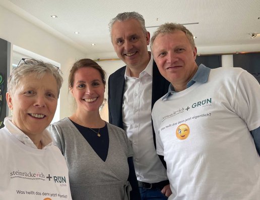 Veronika Steinrücke (left) and Ulrich Steinrücke (right), agency steinrücke + ich, are now walking together with Friederike Hofmann (2nd from left) and Joachim Sina (2nd from right) from the fundraising agency GRÜN alpha.