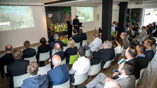 Oliver Grün (rechts am Pult) und Dirk Hönscheid (links am Pult) begrüßten die Teilnehmer der GRÜN Innovations! 2019 im Innovation Center der GRÜN Software AG.