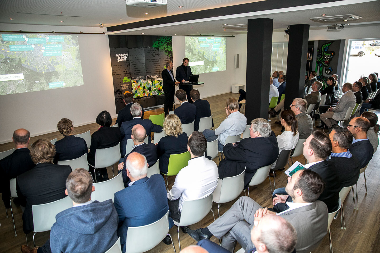 Oliver Grün (right at the desk) and Dirk Hönscheid (left at the desk) welcomed the participants of the GRÜN Innovations! 2019 in the Innovation Center of GRÜN Software Inc.