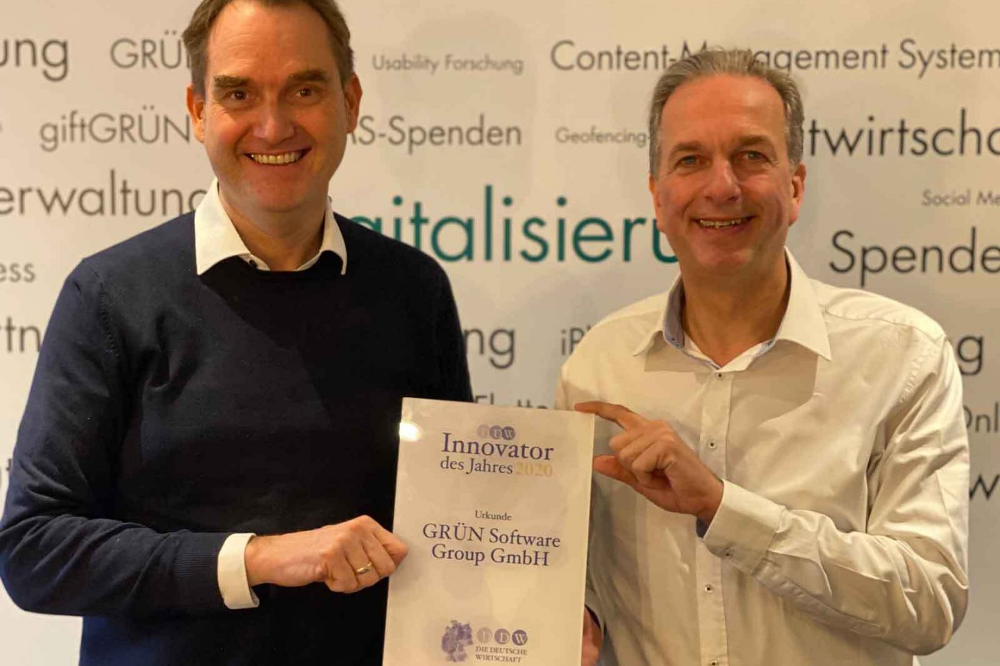 Dr. Oliver Grün und Dirk Hönscheid, Geschäftsführer der GRÜN Software Group GmbH, freuen sich über die Auszeichnung zum „Innovator des Jahres 2020“.