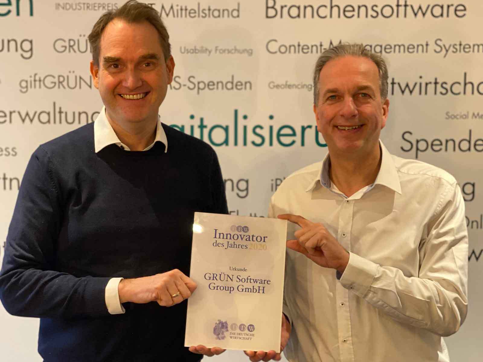 Dr. Oliver Grün und Dirk Hönscheid, Geschäftsführer der GRÜN Software Group GmbH, freuen sich über die Auszeichnung zum „Innovator des Jahres 2020“.