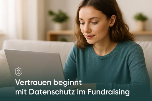 Junge Frau spendet online am Laptop und bestätigt Datenschutzbedingungen