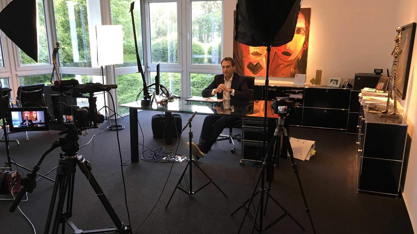 Dr. Oliver Grün bei den Aufnahmen seines Interviews.
