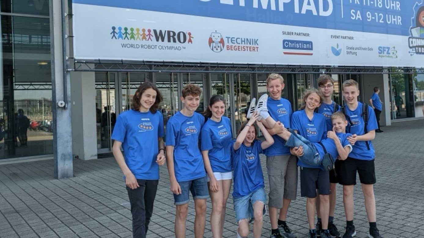 Das Team des St. Leonhard Gymnasiums Aachen beim Deutschlandfinale der World Robot Olympiad (WRO) in Freiburg.
