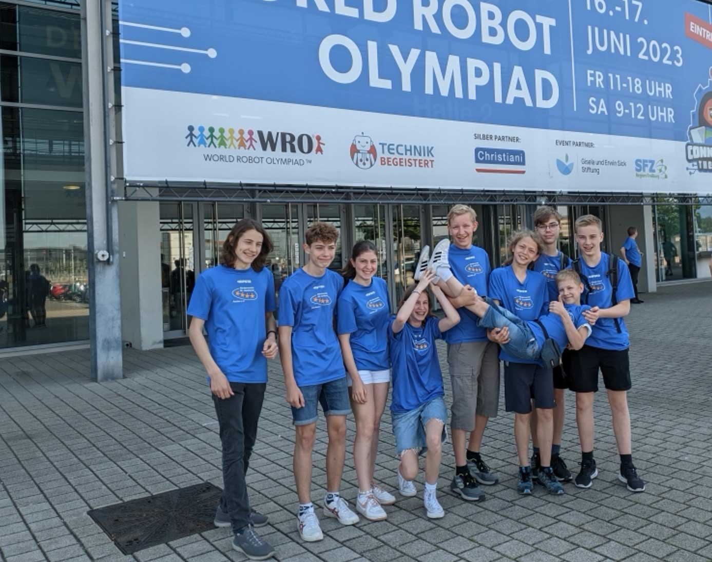 Das Team des St. Leonhard Gymnasiums Aachen beim Deutschlandfinale der World Robot Olympiad (WRO) in Freiburg.