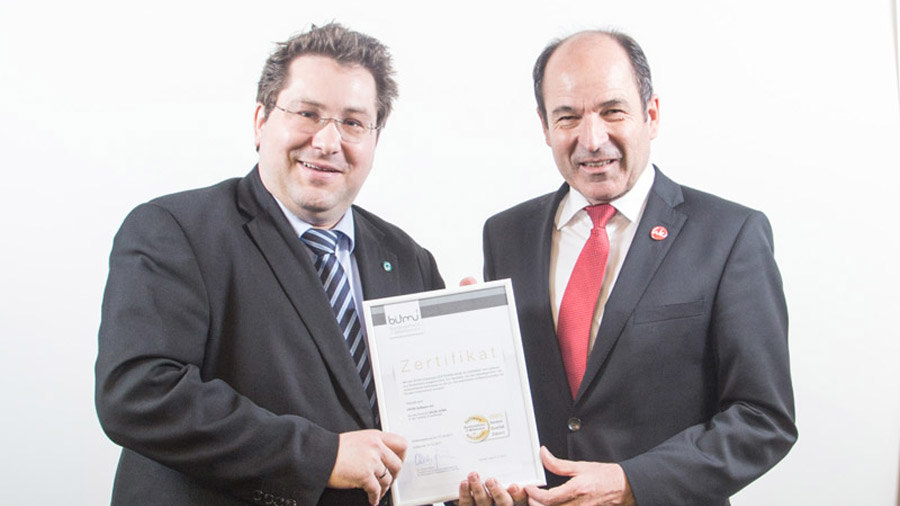 Olivier Chatain, Sales Director der GRÜN Software AG, nimmt die BITMi-Gütesiegel von Martin Hubschneider, Vizepräsident und Vorstand des BITMi, entgegen.