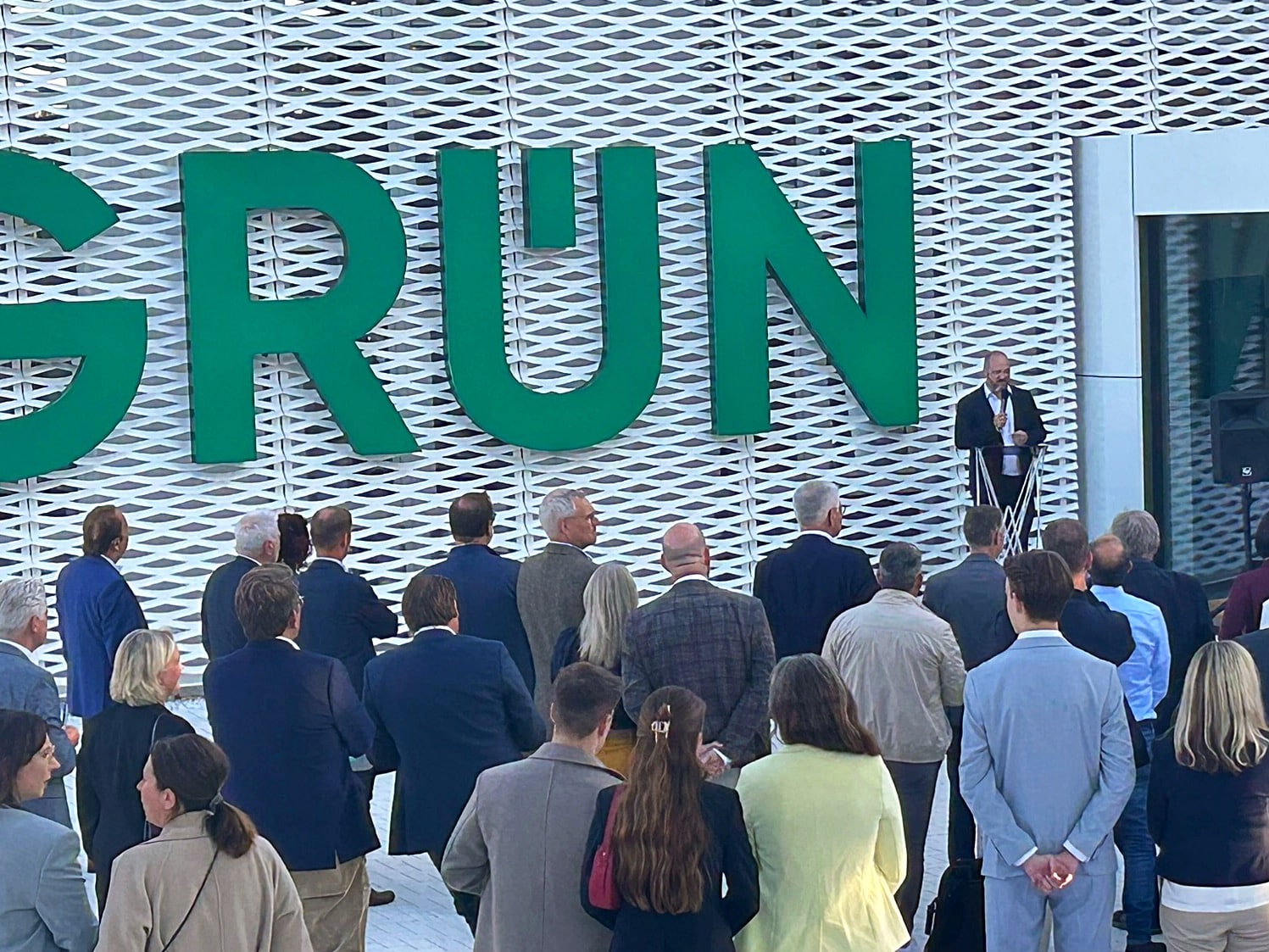 Oberbürgermeister Dr. Michael Ziemons bei seinem Grußwort anlässlich des Re-Openings des modernisierten Headquarters der GRÜN Software Group in Aachen.